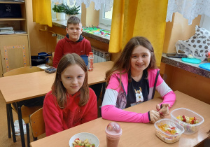 Uczniowie pokazują swoje zdrowe śniadanie